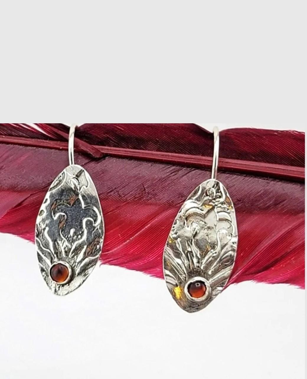 GARNET EMBOSSED EARRINGS