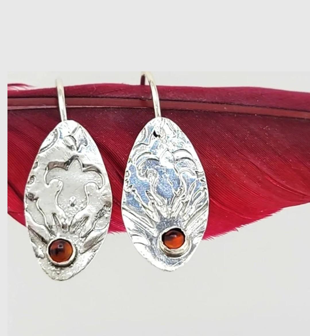 GARNET EMBOSSED EARRINGS