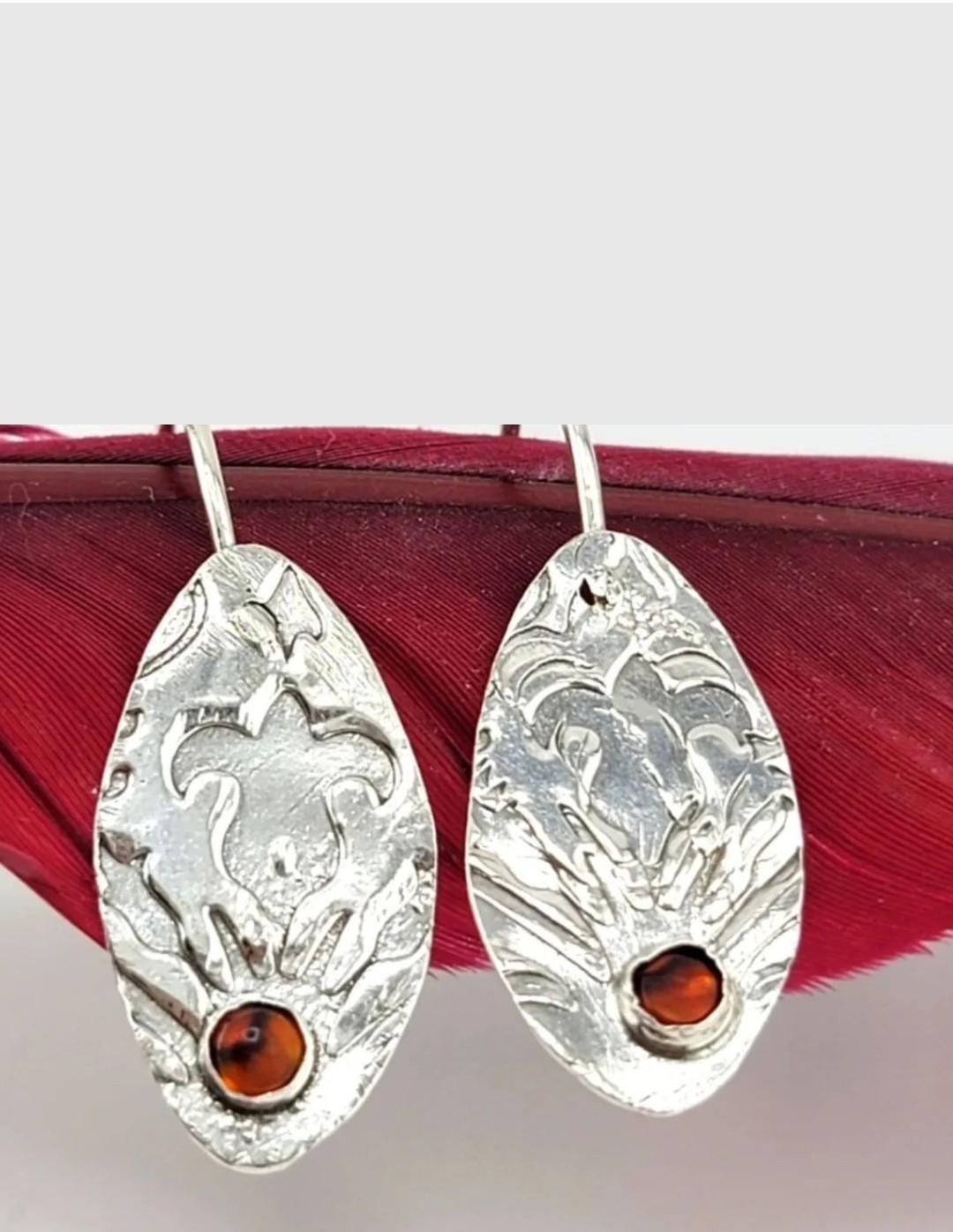 GARNET EMBOSSED EARRINGS